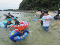 水鉄砲で遊ぶ児童ら