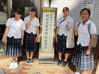 微笑む女子生徒４名の集合写真