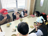 生徒みんなで和菓子をいただく様子