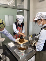 ミルで豆を挽く様子