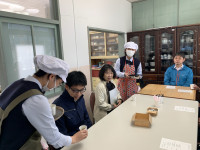 お客様にコーヒーを提供する様子