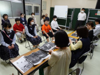 聞き入る児童生徒