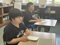 点字プリントを読む児童2人