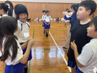仲間探しゲームをする児童ら