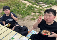 仲良く食べるお弁当はおいしいなあ！