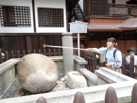 玉の石へのお湯掛け