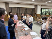 茜染めの説明を聞いているところ