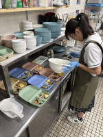 ３年生が盛り付けをしているところ