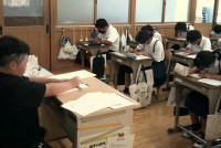 め書きをしている本校児童と喜多小学校の児童