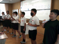トーンチャイムの演奏をする児童ら