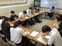 一生懸命に点字を打つ朝点字の参加者