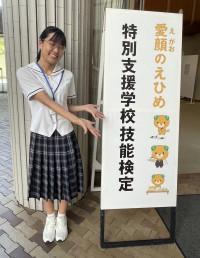 喫茶サービスを受検した生徒。