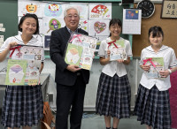 生徒３人と支部長の写真
