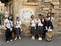 ダッフィの壁画とともに