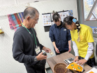 会計する普通科の生徒を支援する大学生