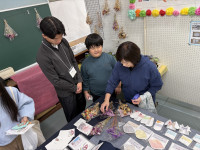 小学部の児童と一緒に買い物をする大学生