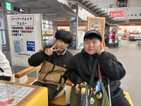 聾学校と児童と盲学校の児童がターミナルで集合している