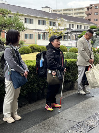 学校で出発式を行い、児童が挨拶をしている。