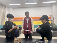 二人の児童が空気の実験をしている。