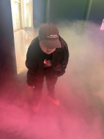 児童が台風の体験ボックスの中に入って、水蒸気に触れている。