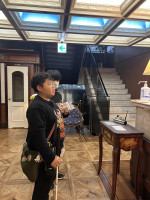 児童がホテルで挨拶を行っている。