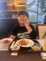 児童が朝ごはんを食べている。