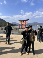 鳥居の前で二人の児童がピースをしている。