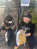 話をする二人の児童