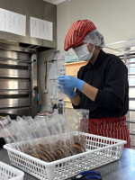 クッキーの袋詰めをしているところ