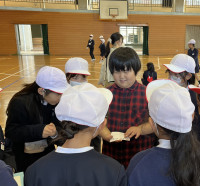 みんなに手紙をもらって読んでいます