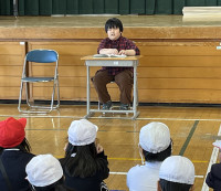 「にじ」の歌を歌詞を読みながら歌っています