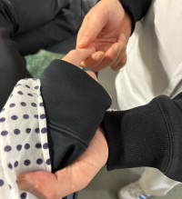 手をマッサージしている様子