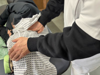 頭頸部のあん摩の様子