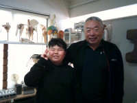 ひろ鍼灸整骨院の方と児童が横並びでピースをしている。