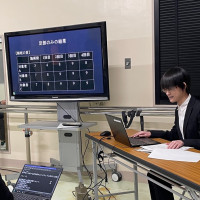 発表をする生徒