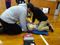 胸骨圧迫中にAEDの準備をする様子