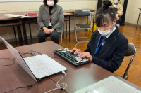 文字入力を受検する女子生徒