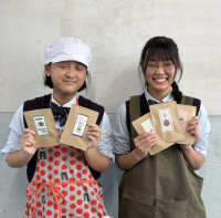 ドリップコーヒーを手に微笑む生徒たち