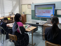 クイズを通して選挙の基礎知識を学ぶ３名の普通科生徒