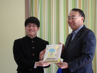 愛媛県協会会長様より本校代表へ贈呈