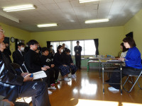 読み聞かせの様子で児童生徒が聞き入っている