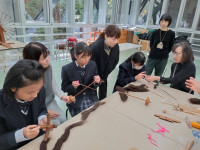 羊毛紡ぎ体験の様子