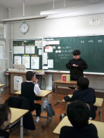 月組・花組の児童と本校の児童がモノマネゲームをしている。