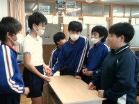 昼休みに６年松組の児童とワードウルフをしている。