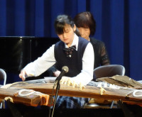 卒業生がお箏を弾いている様子