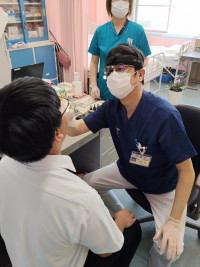 鼻の中を見ています。