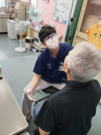 口の中も見ます。