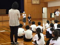 ３年生児童が始まりの会で挨拶をしている。
