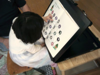 絵本を読んでいます。