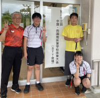 会場前での生徒の集合写真